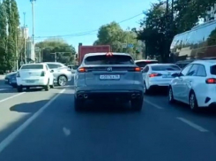 Мгновенная карма настигла любителя объезжать пробки в Воронеже 