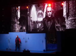 Мрачную историю маньяка Тодда показали на хромакее в Воронеже