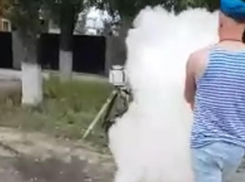 Десантник красиво расправился с треногами огнетушителем под Воронежем