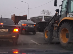 Странная математика с дорожными полосами провоцирует пробку в Воронеже 