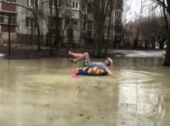 Причудливым релаксом в луже проводили воронежцы зиму 