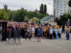 «Просто кошмар!»: огромная очередь на фестиваль «Город-сад» попала на видео