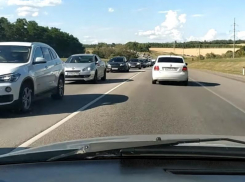 Водитель с юмором снял репортаж из легендарной пробки на М-4 «Дон»