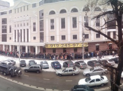 В Воронеже сотни фанатов простояли три часа на морозе за автограф рэпера