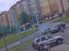 Лихой занос на кольце обернулся ДТП в воронежском микрорайоне – опубликовано видео 