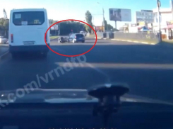 Момент ДТП с байкером разжег спор о виновнике в Воронеже