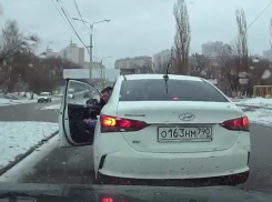 Дорожный учитель с московскими номерами устроил скандал в Воронеже