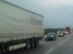 Автомобилисты встали в десятикилометровую пробку на М-4 по пути на Юг