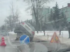 Внедорожник провалился в яму на дороге в Воронеже 