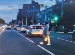 «Еще и возмущается!»: воронежанку, выскочившую под машину, обругали в интернете 