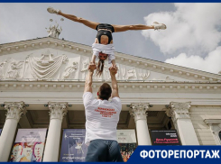 Красивые девушки и спортивные парни устроили яркое шоу под окнами правительства Воронежской области