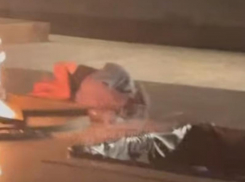 Спящий у вечного огня мужчина возмутил жителей Воронежа