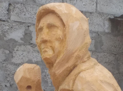 Скульптуру героической бабушки, над которой издевались украинские солдаты, создаёт бензопильщик из Воронежа