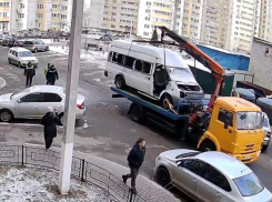 Ночлежку для бомжей в виде микроавтобуса эффектно ликвидировали в Воронеже 