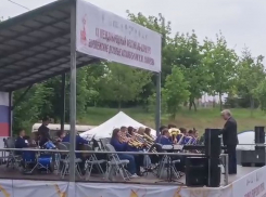 Духовой ансамбль исполнил торжественную музыку в воронежском парке и попал на видео