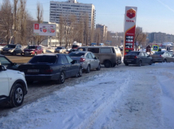 Дешевый бензин выстроил водителей у АЗС в Воронеже в километровую очередь
