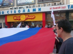 В знак протеста в Воронеже растянут огромный российский триколор