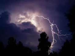 О грозовых ливнях с мощным ветром предупредили воронежцев