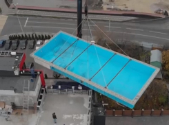 Попадание огромного бассейна на крышу здания в Воронеже сняли на видео
