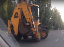Невероятная поездка кривоколесного трактора попала на видео в Воронеже 