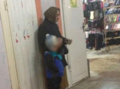 Загадочная девушка гриммируется в старуху и побирается вместе с 6-летним мальчиком в Воронеже