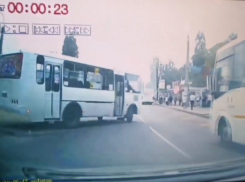 Внезапный «Пазик» показал, кто главный на дороге в Воронеже