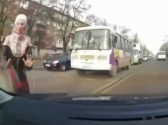 Поведение женщины довело воронежца до дикого мата на дороге      