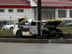 Стала известна личность парня, бросившего девушку в горящей машине в Воронеже