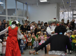 В Воронеже активисты благотворительных организаций провели елку для детей-беженцев из Украины