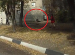 На видео попало задержание прохожими водителя, устроившего в Воронеже ДТП с «перевертышем»