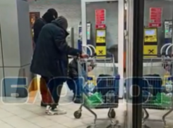 «Умоляю, мне больно»: старушку приковали наручниками к двери магазина в Воронеже