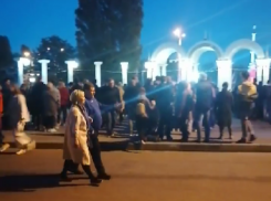 Огромную очередь на металлодетектор у Адмиралтейской площади показали в Воронеже
