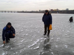 Рыбаки на льду Воронежского водохранилища «забили» на помощь спасателей