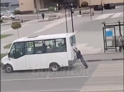 Загадочное обращение с маршруткой попало на видео в Воронежской области