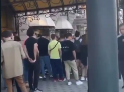 Огромная очередь у клуба наплевала на ковидные меры в Воронеже  