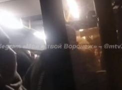 Жёсткое избиение мужчины подростками в автобусе попало на видео в Воронеже