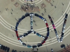 Потрясающий флешмоб от воронежских любителей Mercedes сняли на видео с высоты птичьего полета 