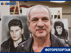 «Когда Юры не стало, я разбил гитару», – гитарист «Сектора Газа» на выставке портретов Хоя и Цоя