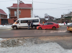 В Воронеже на камеру попали последствия ДТП с маршруткой прямо на остановке