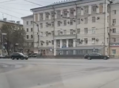 VIP-кортеж иномарок в окружении полиции сняли на видео в центре Воронежа