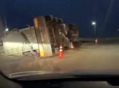 Жесткие последствия неудачного поворота на фуре сняли на М-4 под Воронежем