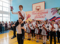Последние звонки в школах перенесли с улицы в актовые залы в Воронеже