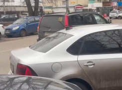 Родители детей с ОВЗ пожаловались на парковочный дефицит у реабилитационного центра в Воронеже  
