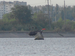 Воронежские коммунисты повесили знамя Победы на падающий кораблик