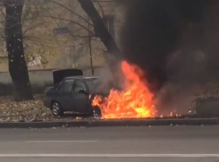 Эпичное возгорание автомобиля воронежцы сняли на видео