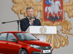 Себе - иномарки, труженикам - ВАЗ: департамент АПК купил бюджетные машины для лучших аграриев