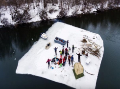 Купание воронежцев в ванной посреди реки попало на видео 