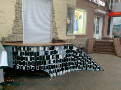 Экранами от iPhone обклеили лестницу сервисного центра в Воронеже