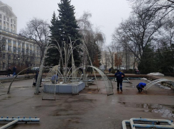 Аномальная погода и любители селфи закрыли зимний фонтан в Воронеже в рекордный срок