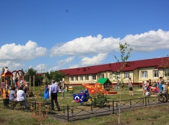 Благотворительный фонд УГМК «Дети России» и Представительство компании в Новохоперске подарили местным детям игровую площадку